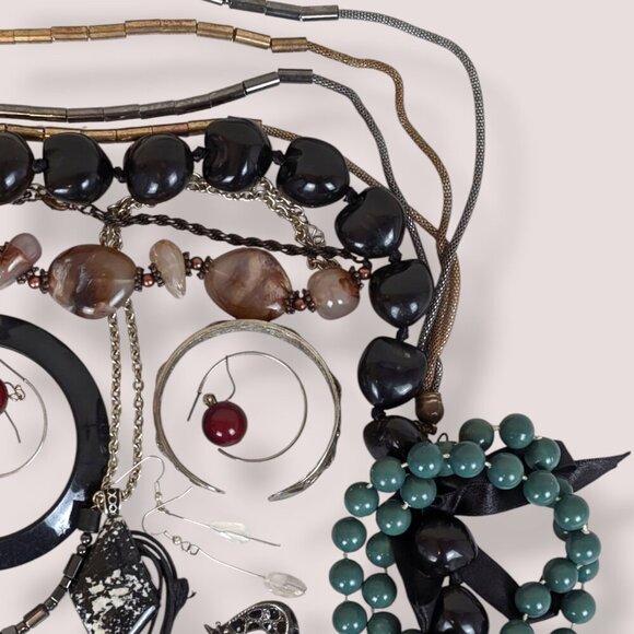 EDGAR - Vintage To Now Jewelry Lot - 032 - Picture 3 of 7